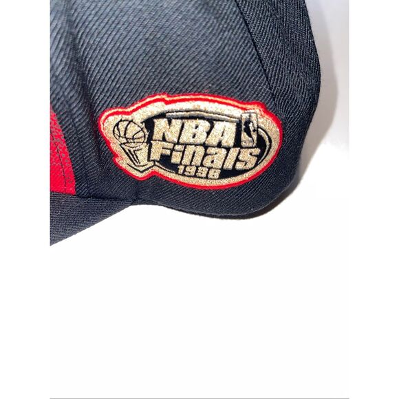 Mitchell & Ness CHICAGO BULLS Snapback Hat Black/Gold Cap 1998 NBA FINALS PATCH - Picture 3 of 7